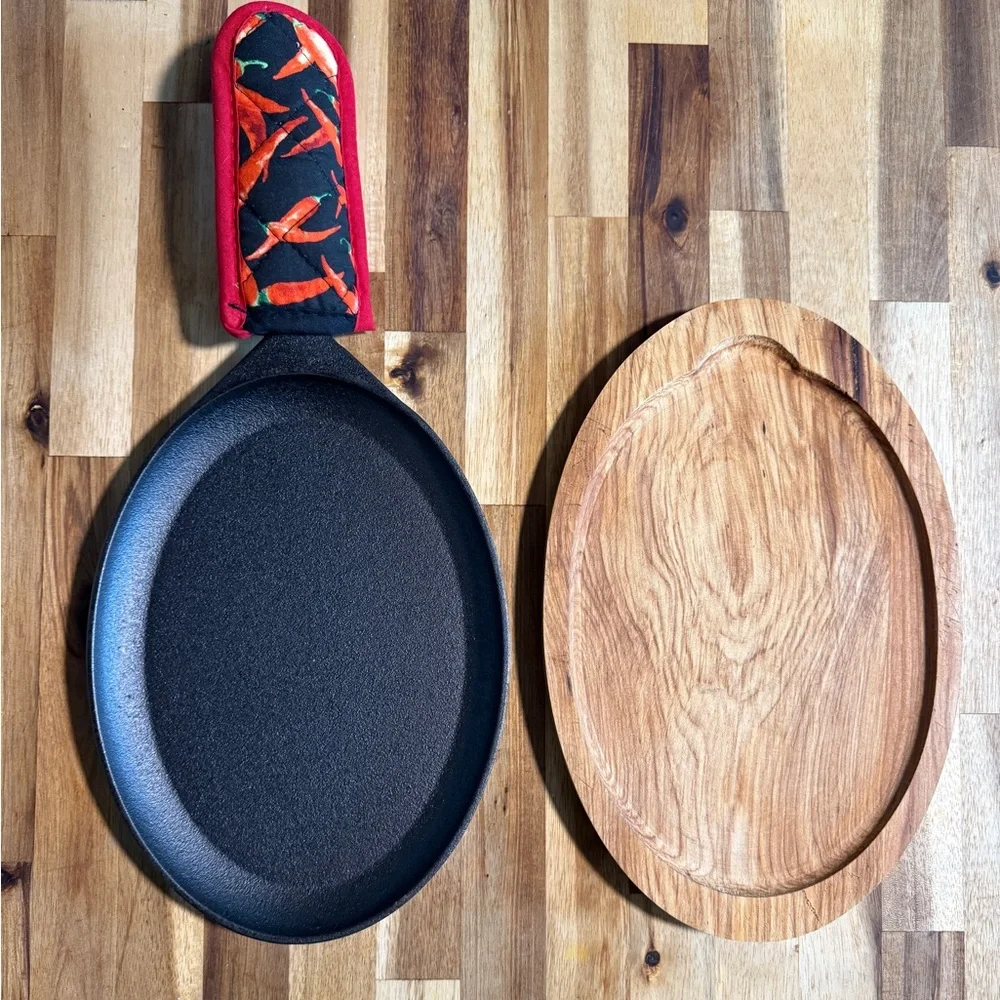 NWOT Cast Iron Fajita Plate Sizzler Pan with Wooden Tray & Hot Mitt